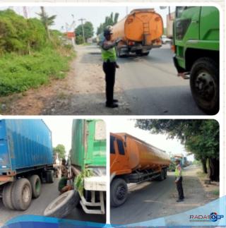 Sat Lantas Polres Pelabuhan Belawan Atur Lalu Lintas Akibat Truk Kontainer Mogok